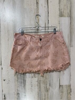 Rosa Cha Blush Peachy Floral-Print Frayed Hem Mini Skirt